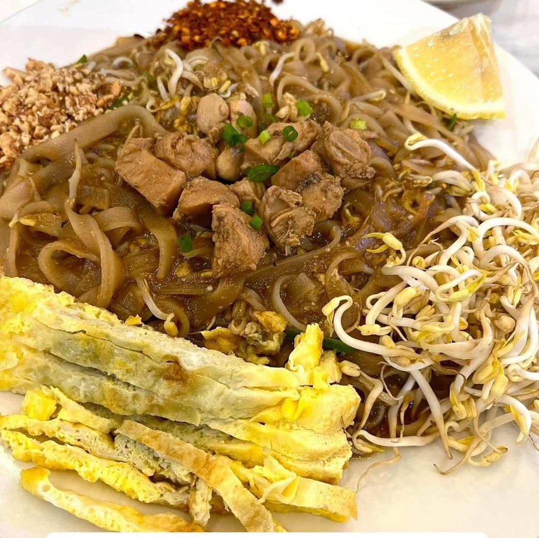 Phad Thai Pacita kitchen operation — food ready for customers